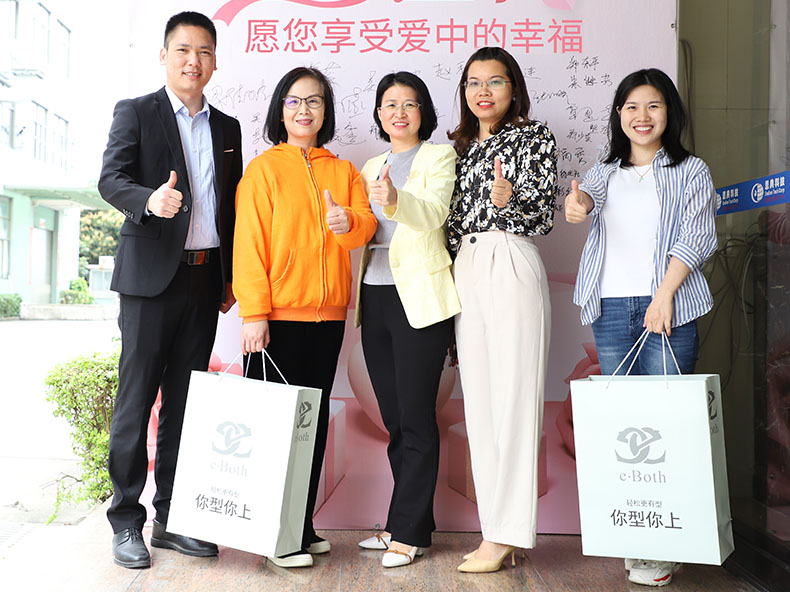 星空体育直播平台：常常把旧衣服送给别人的女性大多会活成这三种命运不是迷信